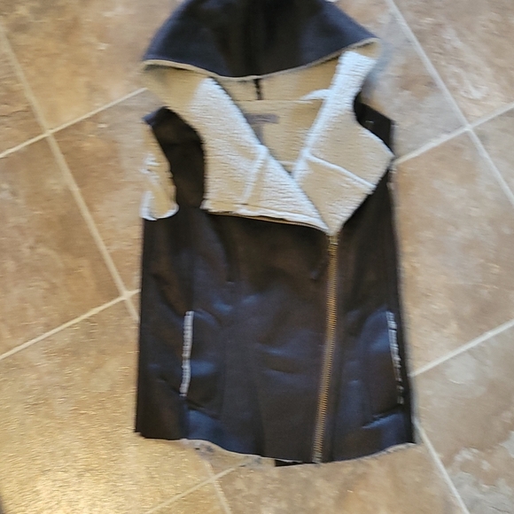 Vest - Picture 3 of 3